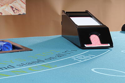 Kartenschlitten auf kleinen Blackjack-Tisch Kartenschlitten auf kleinen Blackjack-Tisch