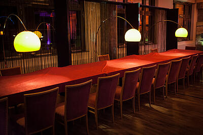 abgedeckter Triple-Blackjack-Tisch abgedeckter Triple-Blackjack-Tisch im gedämpften Licht