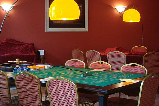 Roulette-Tisch mit Bestuhlung Einsatzbereiter Roulette-Spieltisch mit Bestuhlung.