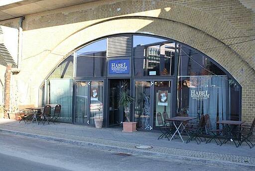 Außenansicht der Habel-Weinkultur in Berlin-Mitte Außenansicht der Habel-Weinkultur in den S-Bahnbögen in Berlin-Mitte