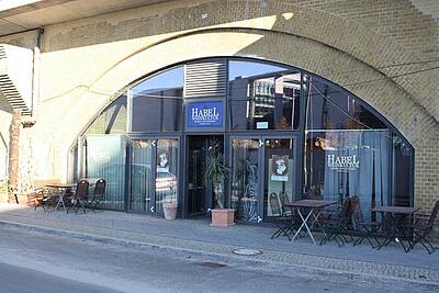 Außenansicht der Habel-Weinkultur in Berlin-Mitte Außenansicht der Habel-Weinkultur in den S-Bahnbögen in Berlin-Mitte