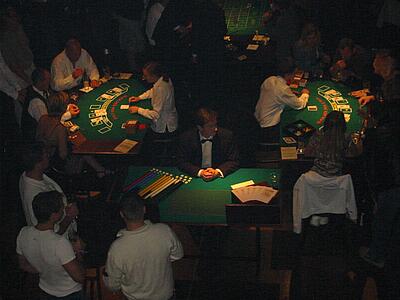Kassentisch bei der Black Label Night Kassentisch zwischen zwei Spieltischen bei der Black Label Night