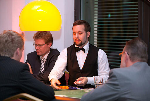 mobiles Casino - Poker in Dortmund Dealer teilt Karten beim Pokern aus.