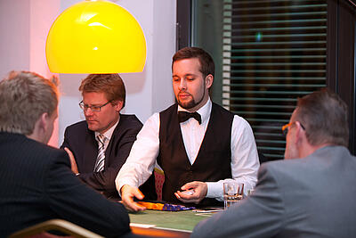 mobiles Casino - Poker in Dortmund Dealer teilt Karten beim Pokern aus.