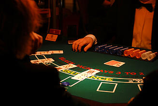 Croupier warten auf Entscheidung eines Spielers Croupier warten auf Entscheidung eines Spielers beim Blackjack