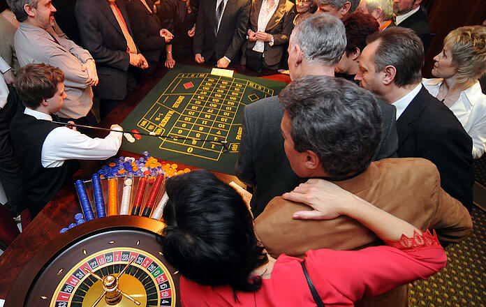 Viele Gäste am Roulette-Spieltisch aus der Vogelperspektive bei einem Kick off